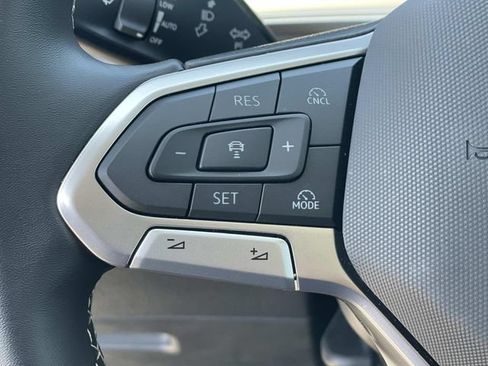 Used 2026 Volkswagen Tiguan SE w/ Panoramic Sunroof Package FWD image 8