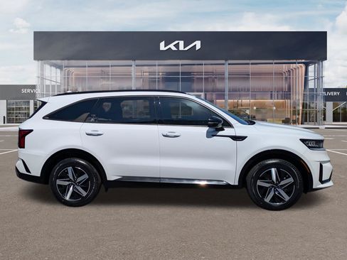 Certified 2023 Kia Sorento S FWD image 3
