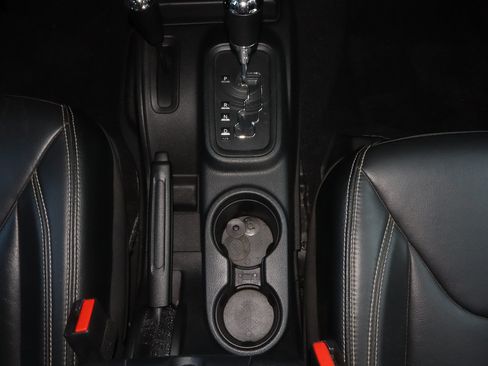 Used 2018 Jeep Wrangler Unlimited Rubicon w/ Connectivity Group AWD/4WD image 24