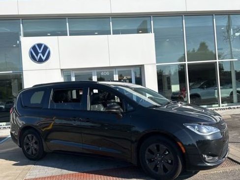Used 2020 Chrysler Pacifica Limited w/ Advanced Safetytec Group FWD image 2