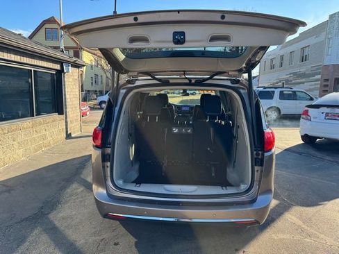 Used 2017 Chrysler Pacifica Touring-L image 30
