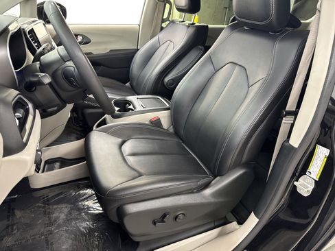 Used 2024 Chrysler Pacifica Touring-L FWD image 25