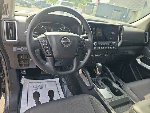 Used 2025 Nissan Frontier SV RWD image 17