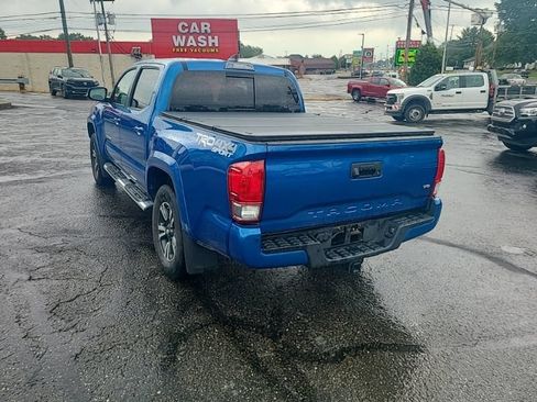 Used 2017 Toyota Tacoma TRD Sport AWD/4WD image 4