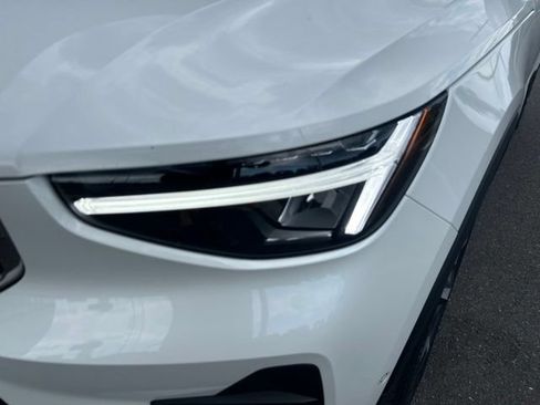 Certified 2025 Volvo XC40 B5 Plus AWD/4WD image 8