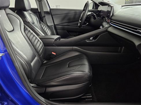 Used 2025 Hyundai Elantra Limited image 32