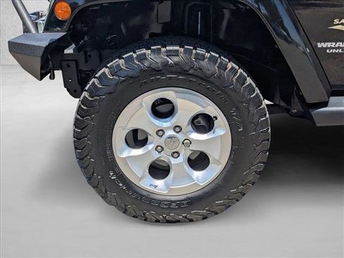 Used 2015 Jeep Wrangler Unlimited Sahara w/ Connectivity Group AWD/4WD image 22