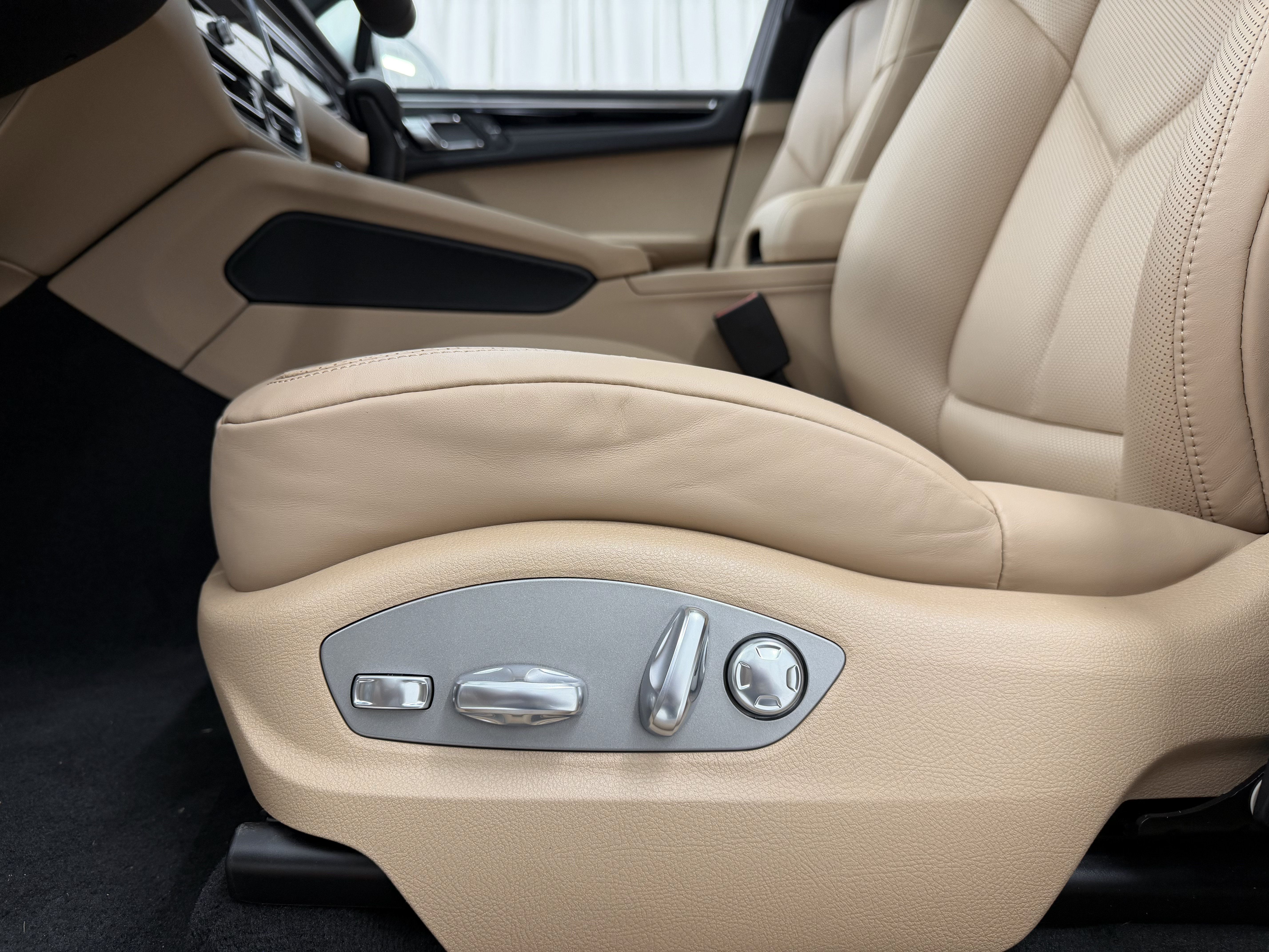 Certified 2026 Porsche Macan AWD/4WD image 31