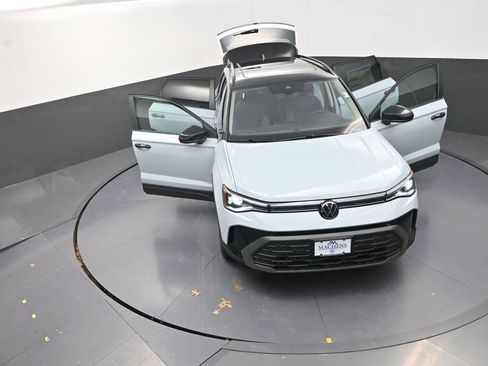 New 2026 Volkswagen Taos SE image 28