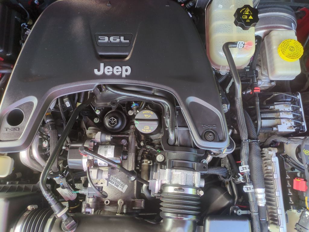 Used 2021 Jeep Wrangler Unlimited Sahara AWD/4WD image 22