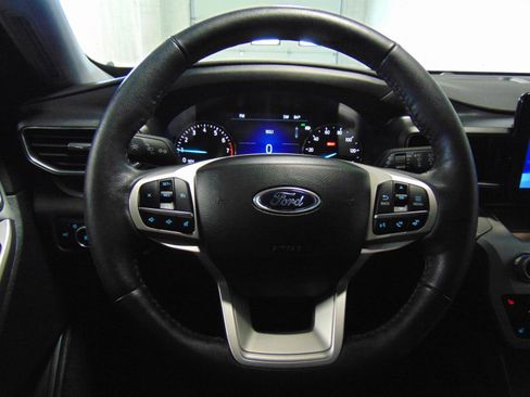 Used 2023 Ford Explorer XLT w/ Equipment Group 202A AWD/4WD image 17