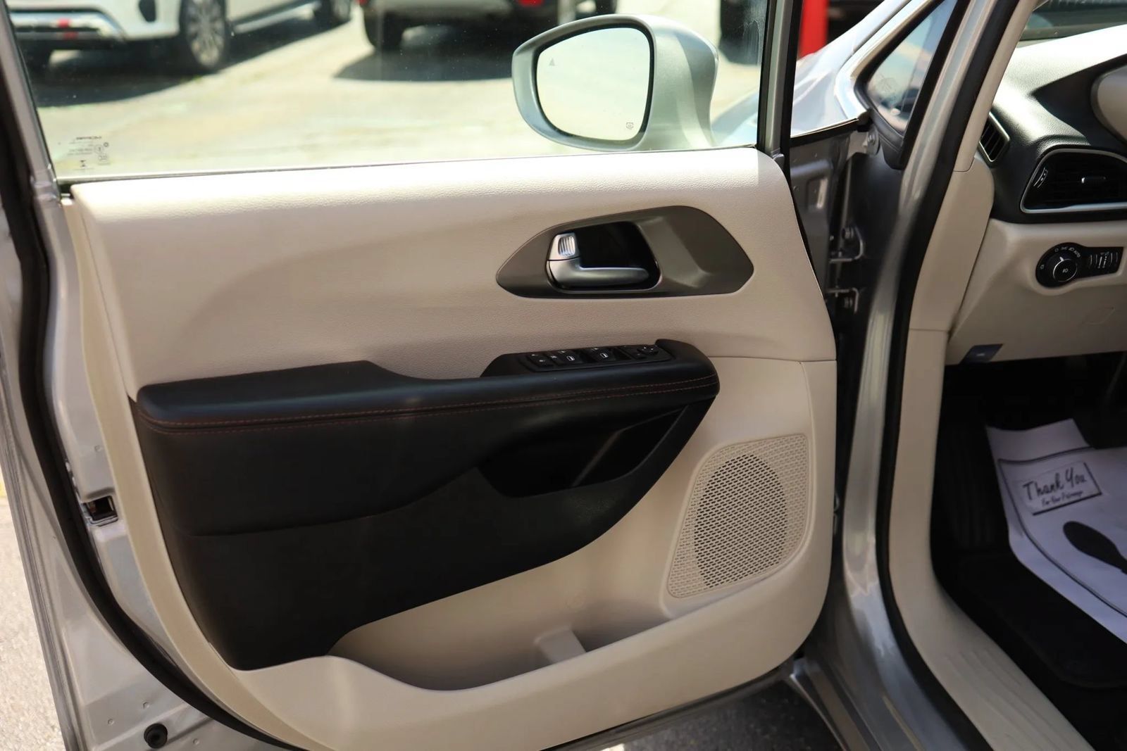 Used 2020 Chrysler Pacifica Touring w/ Advanced Safetytec Group FWD image 9