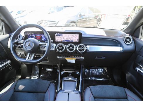 Used 2024 Mercedes-Benz EQB 300 4MATIC image 10