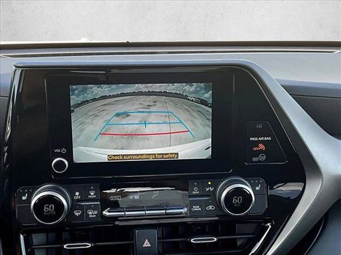 Used 2024 Toyota Highlander XLE image 23