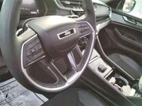 Used 2023 Jeep Grand Cherokee L Laredo image 27