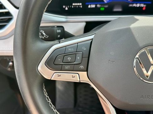 Used 2025 Volkswagen Taos SE image 32