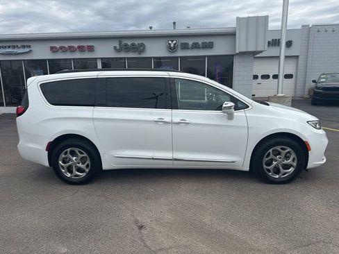 Used 2022 Chrysler Pacifica Limited AWD/4WD image 8