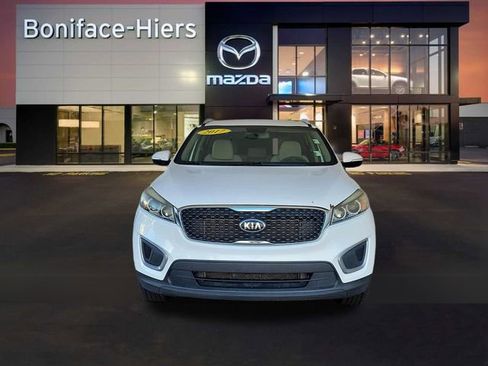 Used 2017 Kia Sorento LX image 2