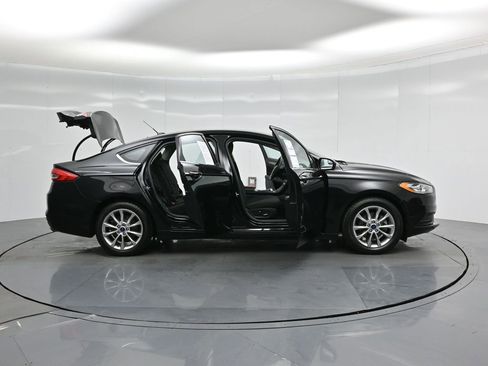 Certified 2017 Ford Fusion SE image 5