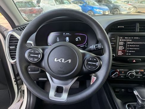 Used 2025 Kia Soul LX w/ LX Technology Package FWD image 24
