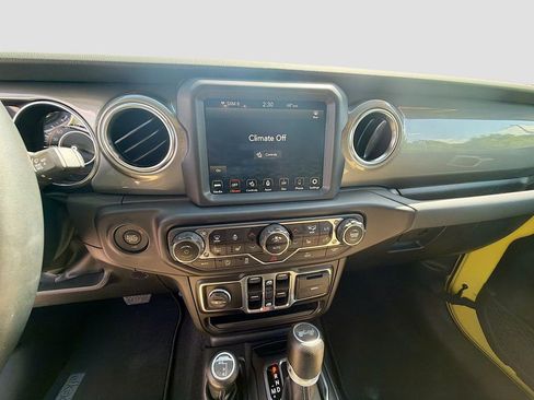 Used 2022 Jeep Wrangler Unlimited Sahara w/ Cold Weather Group AWD/4WD image 25