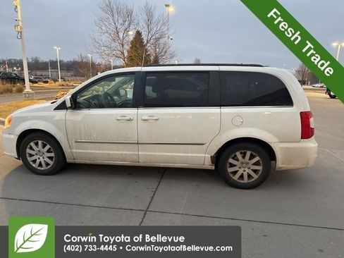 Used 2013 Chrysler Town & Country Touring image 7