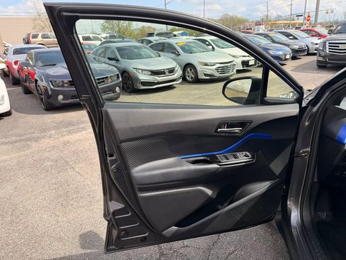 Used 2021 Toyota C-HR XLE image 11