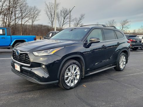 Used 2023 Toyota Highlander Limited image 3