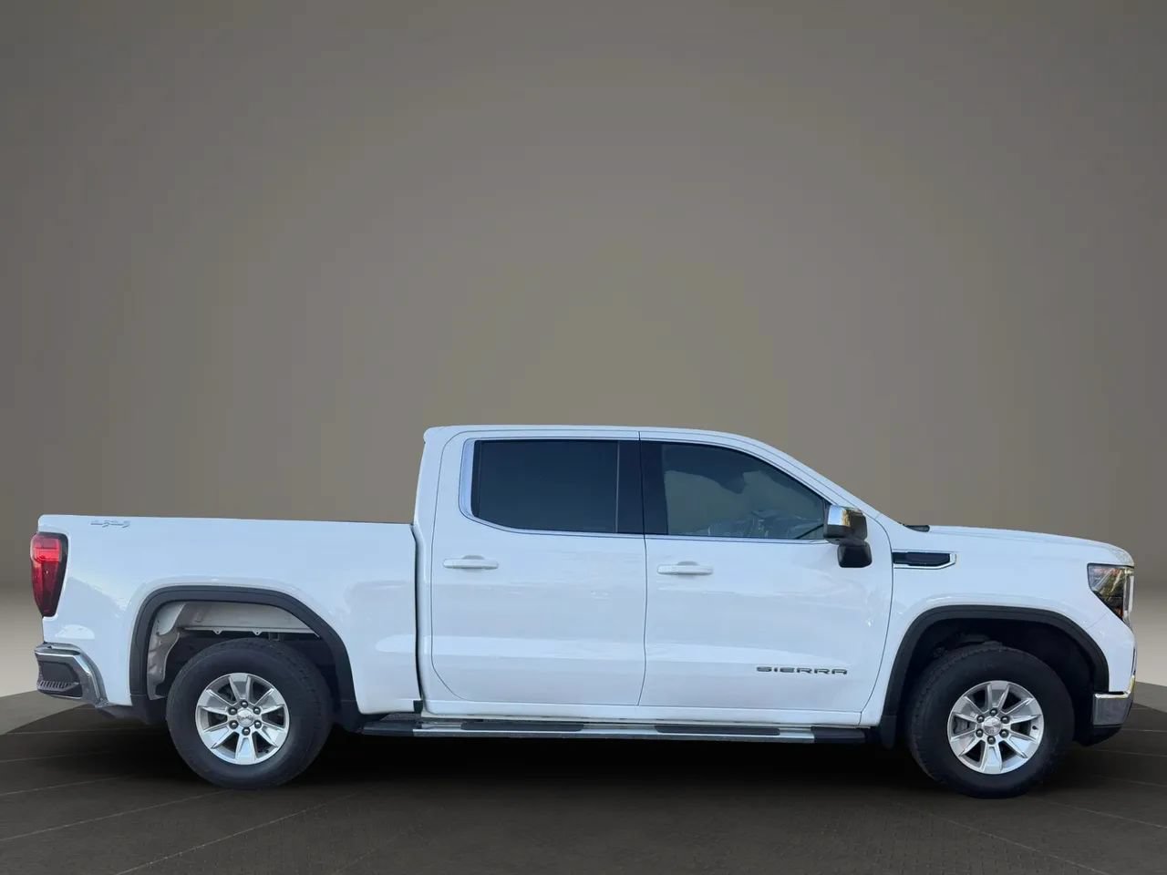 Used 2023 GMC Sierra 1500 SLE w/ Enhanced Capability Package AWD/4WD image 4