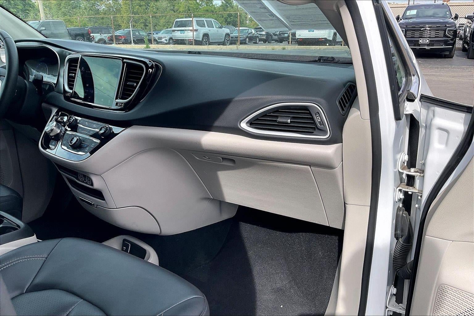 Used 2024 Chrysler Pacifica Touring-L FWD image 16