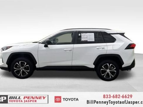 Used 2020 Toyota RAV4 LE image 2