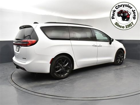 Used 2024 Chrysler Pacifica Limited w/ Uconnect Theater Family Group image 6