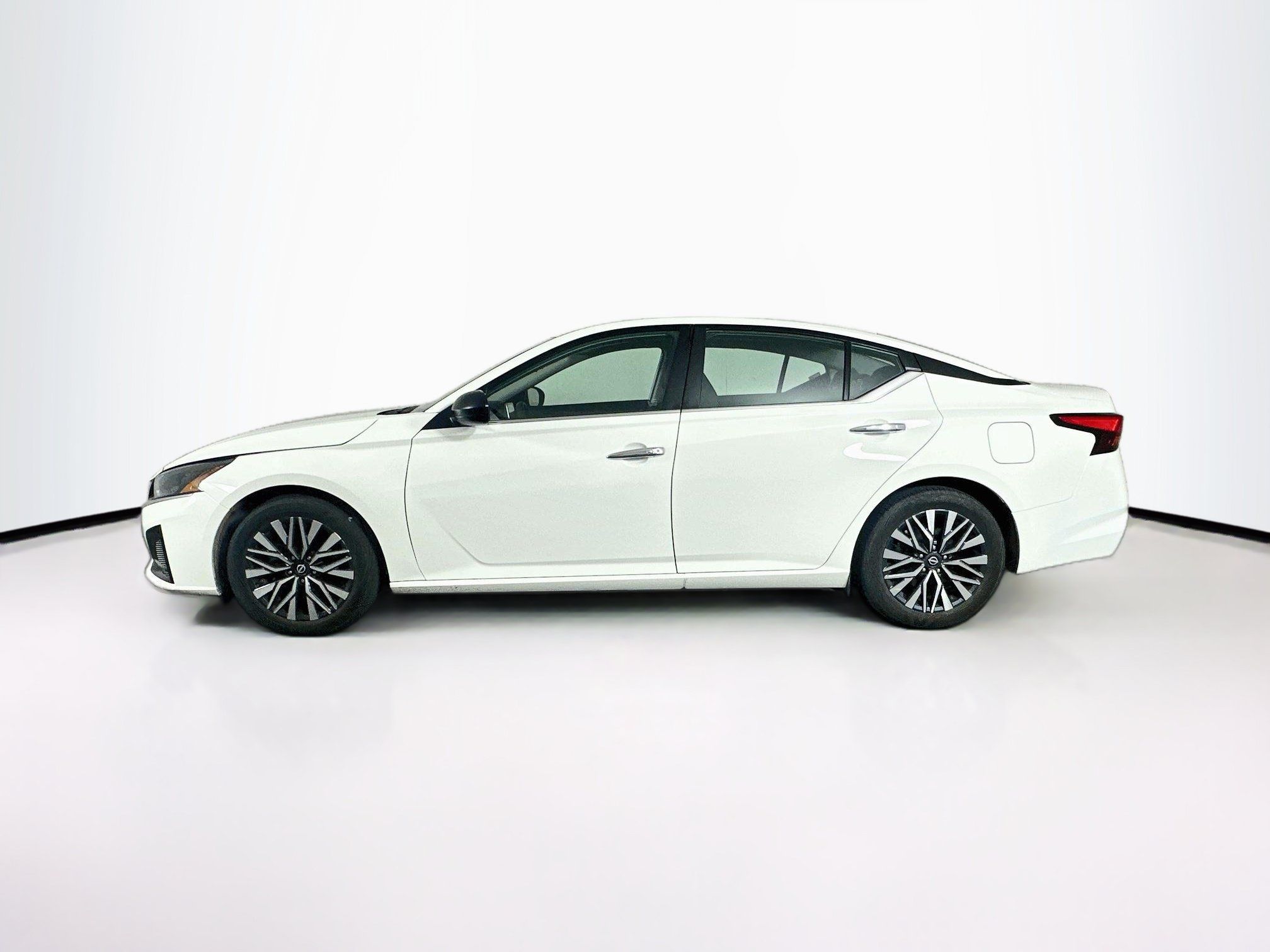 Used 2025 Nissan Altima 2.5 SV FWD image 4