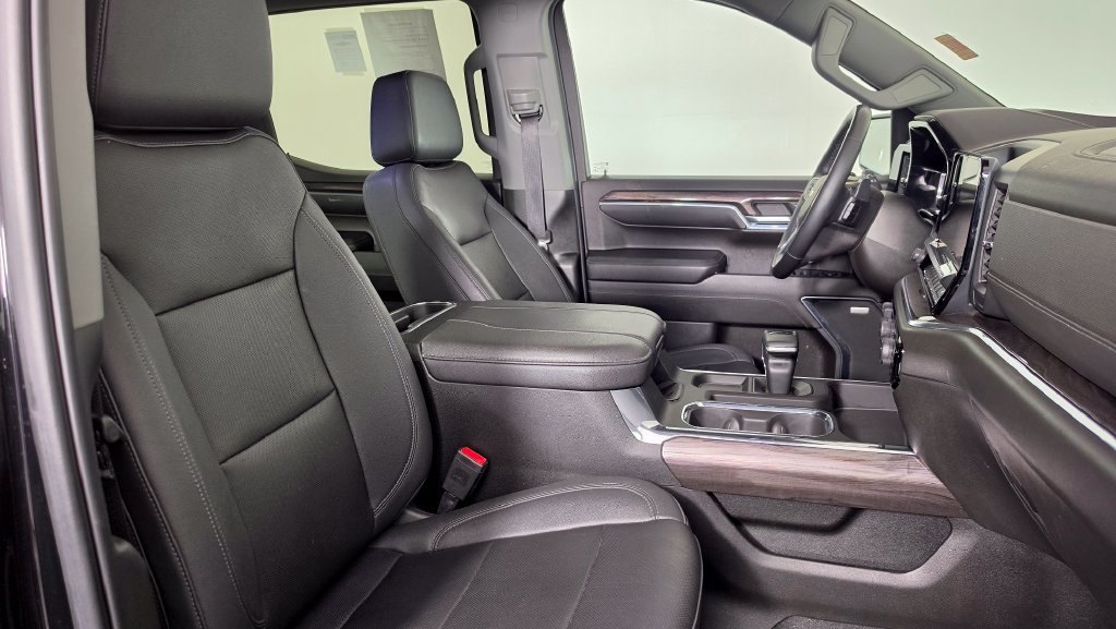 Used 2023 Chevrolet Silverado 1500 LTZ w/ LTZ Convenience Package II AWD/4WD image 31