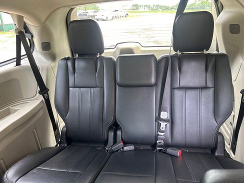 Used 2014 Chrysler Town & Country Touring FWD image 18
