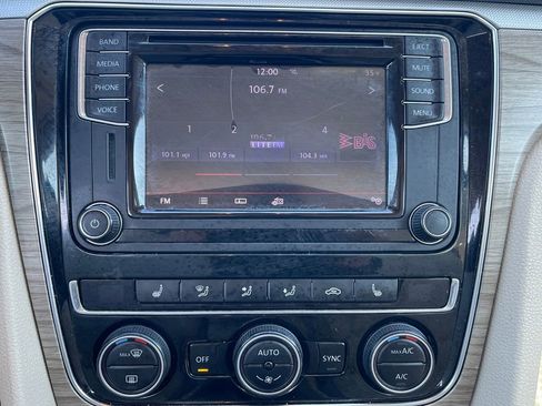 Used 2017 Volkswagen Passat 1.8T SE w/ SE Lighting Package image 25