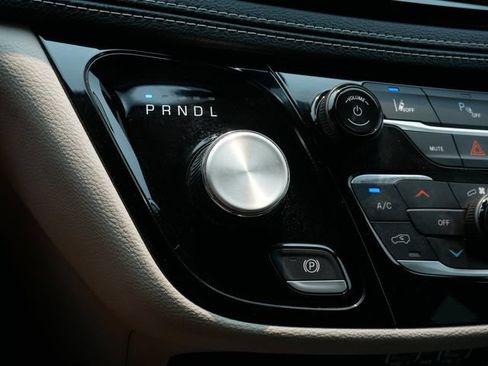 Used 2023 Chrysler Pacifica Touring-L FWD image 24