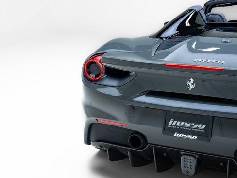 Used 2018 Ferrari 488 Spider RWD image 33