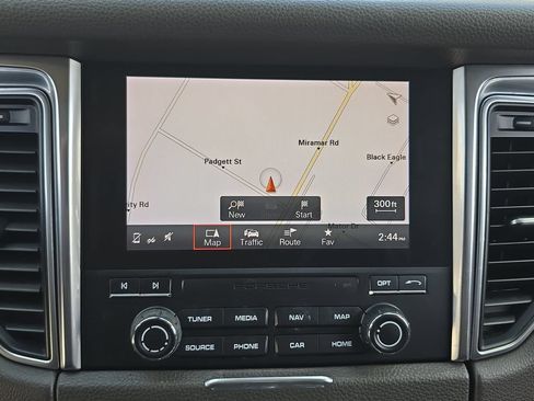 Used 2018 Porsche Macan AWD/4WD image 25
