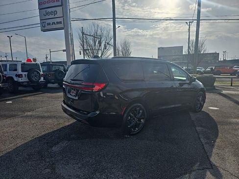 New 2026 Chrysler Pacifica Select FWD image 3