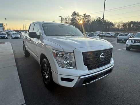 Used 2022 Nissan Titan SV image 8