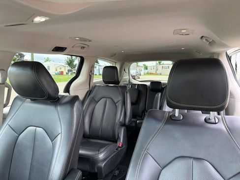 Used 2024 Chrysler Pacifica Limited FWD image 13