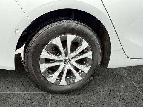 Used 2022 Toyota Prius LE image 10