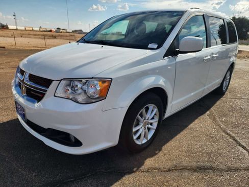 Used 2020 Dodge Grand Caravan SXT FWD image 3