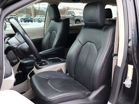 Used 2021 Chrysler Pacifica Touring-L w/ Uconnect Theater Family Group image 11
