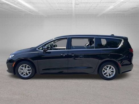 Used 2024 Chrysler Pacifica Touring-L FWD image 12