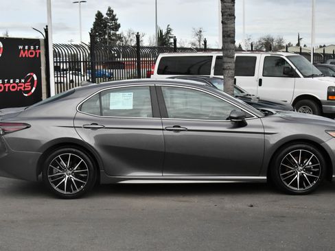 Used 2024 Toyota Camry SE image 9