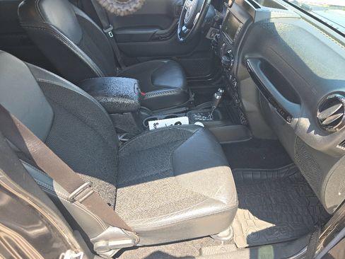 Used 2017 Jeep Wrangler Unlimited Sahara AWD/4WD image 18