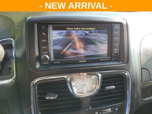 Used 2013 Chrysler Town & Country Touring-L w/ Driver Convenience Group FWD image 10