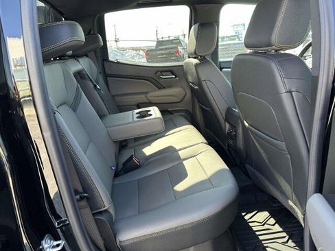 Used 2025 Chevrolet Colorado ZR2 w/ Midnight Edition image 10